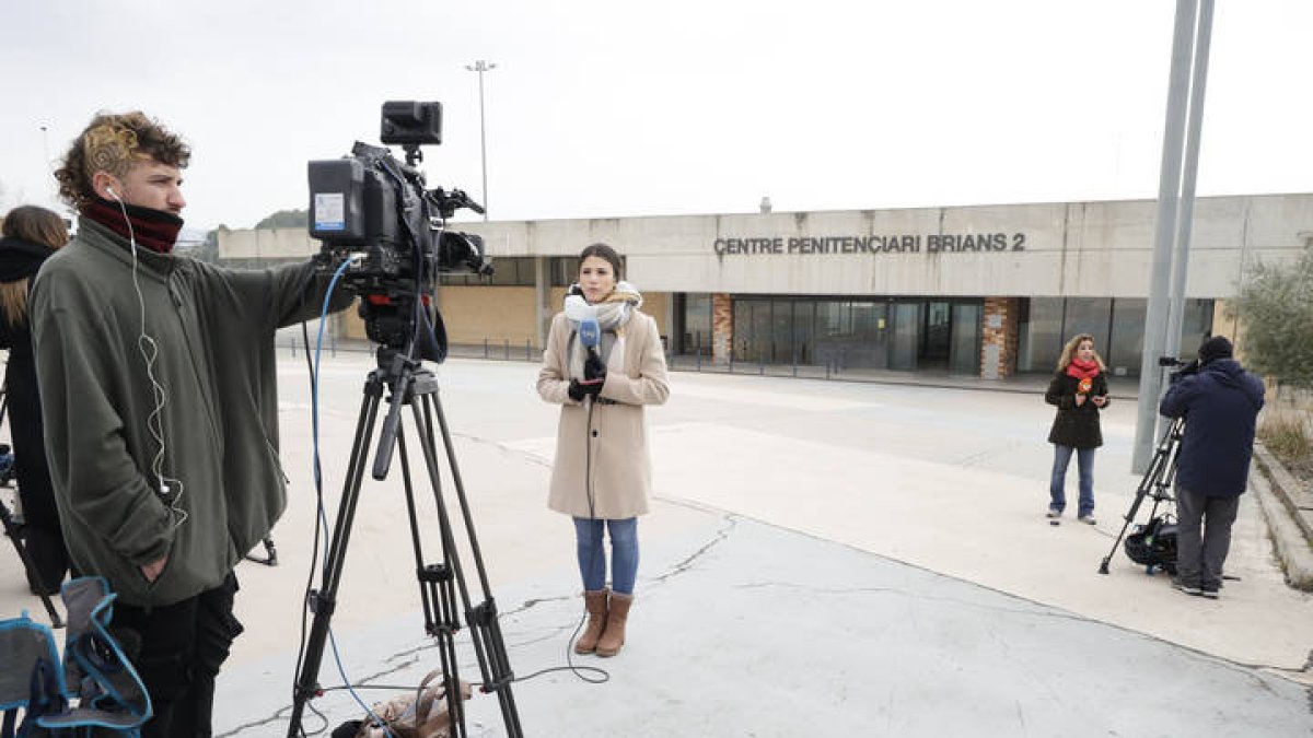 Medios de comunicación ante el Centro Penitenciario Brians 2 a la espera de la posible salida del exjugador del Barça Dani Alves, QUIQUE GARCÍA