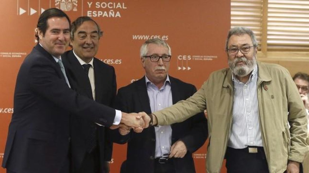 Los secretarios generales de CCOO y UGT, Ignacio Fernández Toxo y Cándido Méndez (d), y los presidentes de CEOE y Cepyme, Juan Rosell y Antonio Garamendi, tras firmar el tercer Acuerdo para el Empleo y la Negociación Colectiva.