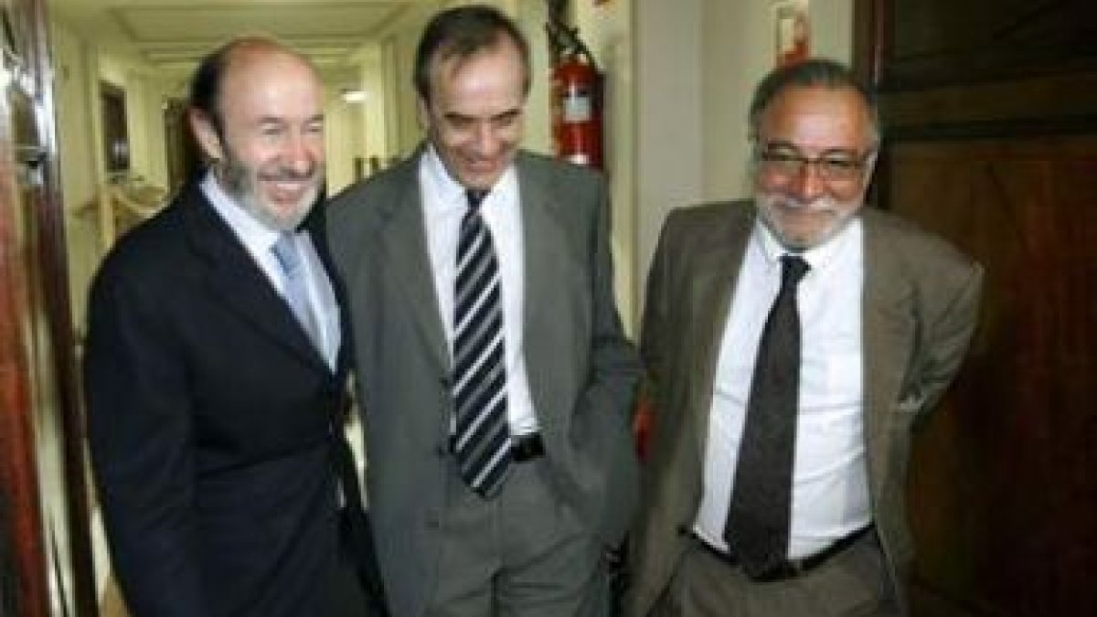 Rubalcaba, Alonso y Pere Navarro, en los pasillos del Congreso tras la aprobación de la ley.