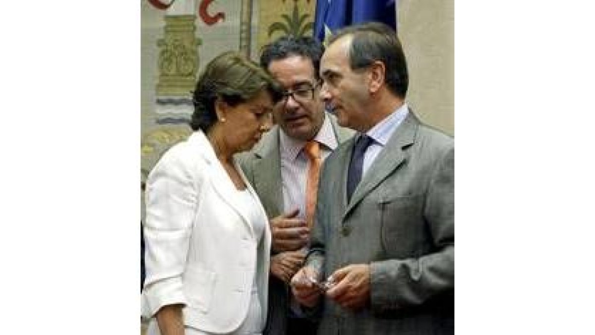 La ministra de Fomento, el portavoz del CGPJ y José Antonio Alonso