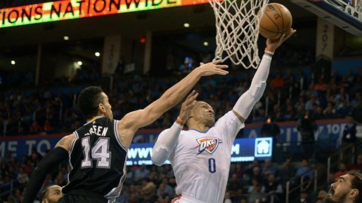 Russell Westbrook deja una bandeja ante Danny Green.