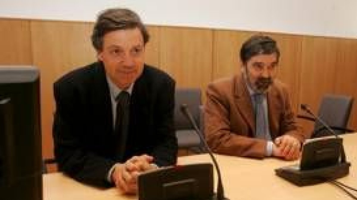 El profesor José Luis Sánchez Gómez, ayer en el Museo de la Radio junto al rector, Ángel Penas