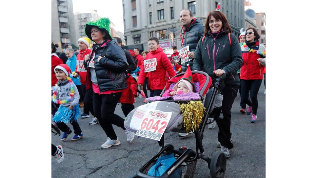 Disfraces originales para cerrar el 2016 con una carrera que sacó a los leoneses a la calle para disfrutar de la fiesta del deporte.