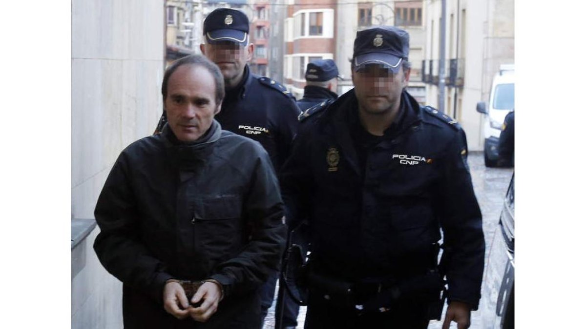 El principal acusado del crimen, Miguel Ángel Muñoz Blas, ayer a la entrada de la Audiencia. RAMIRO