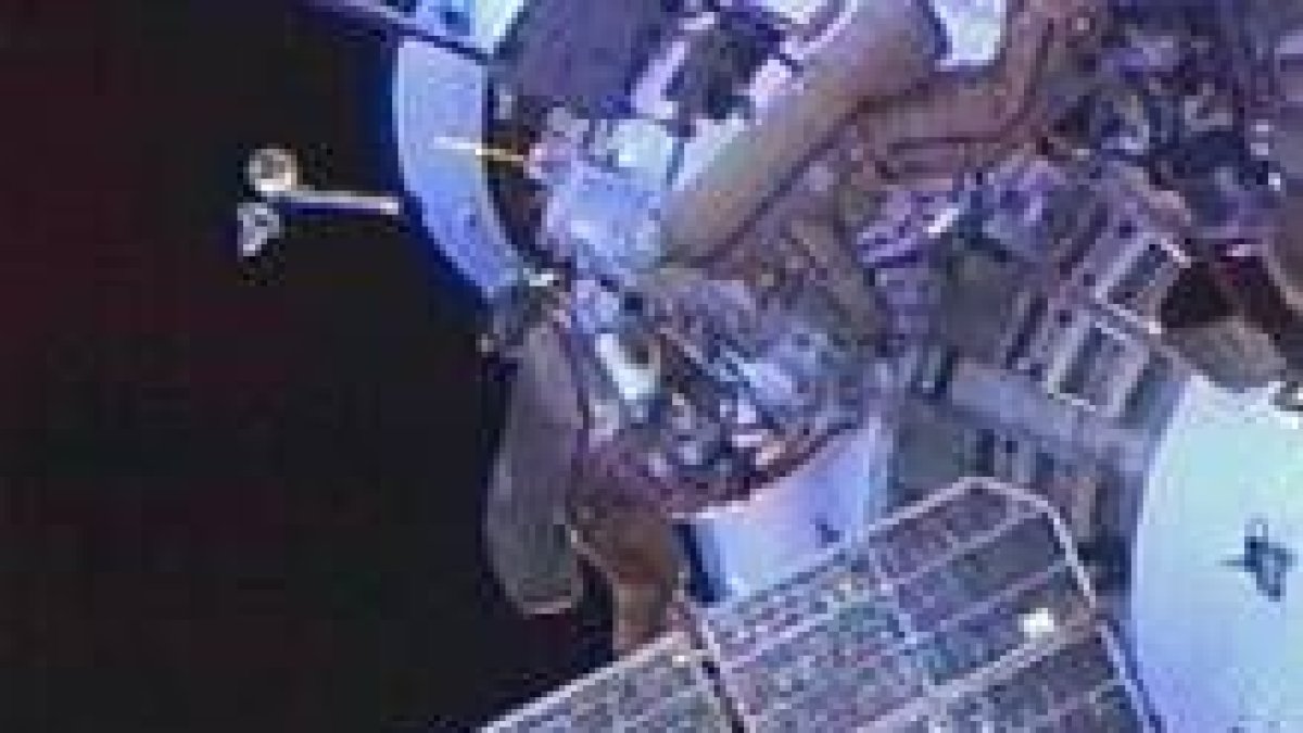 La imagen recoge el momento en el que los astronautas llevan el maniquí que medirá las radiaciones