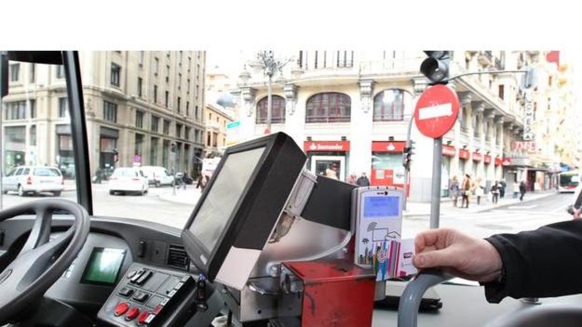 Un viajero en un autobús urbano de León