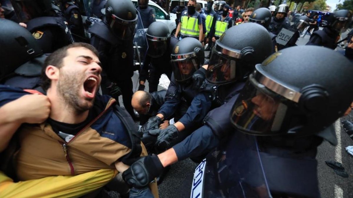 La Policía Nacional carga en la escuela Ramon Llull de Barcelona