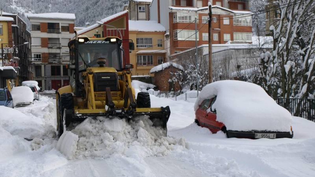 Una máquina limpia la nieve en una calle de Cistierna