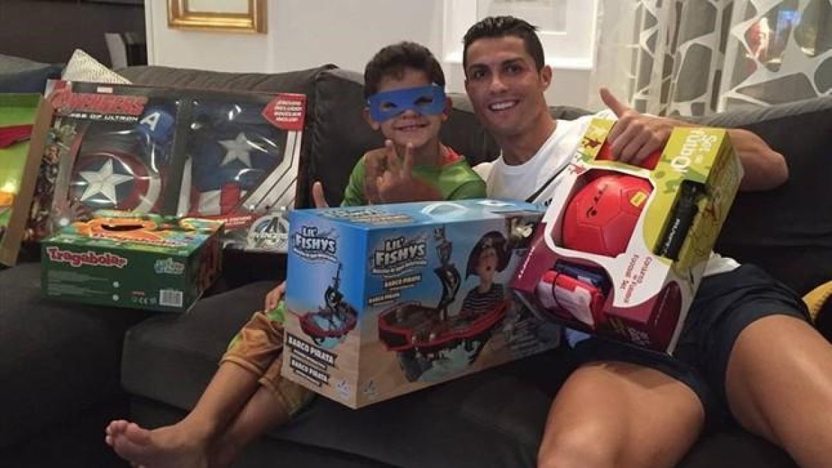 Cristiano Ronaldo, con su hijo, el día de Reyes.