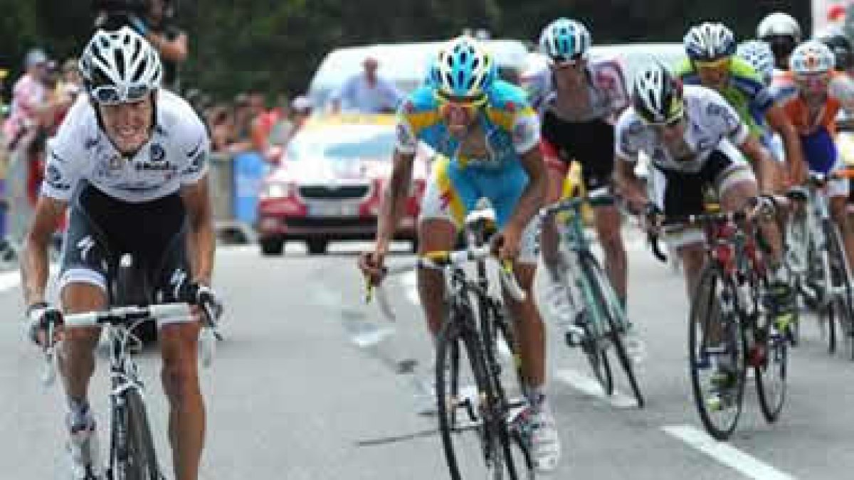 Andy Schleck y Contador en la anterior etapa alpina.