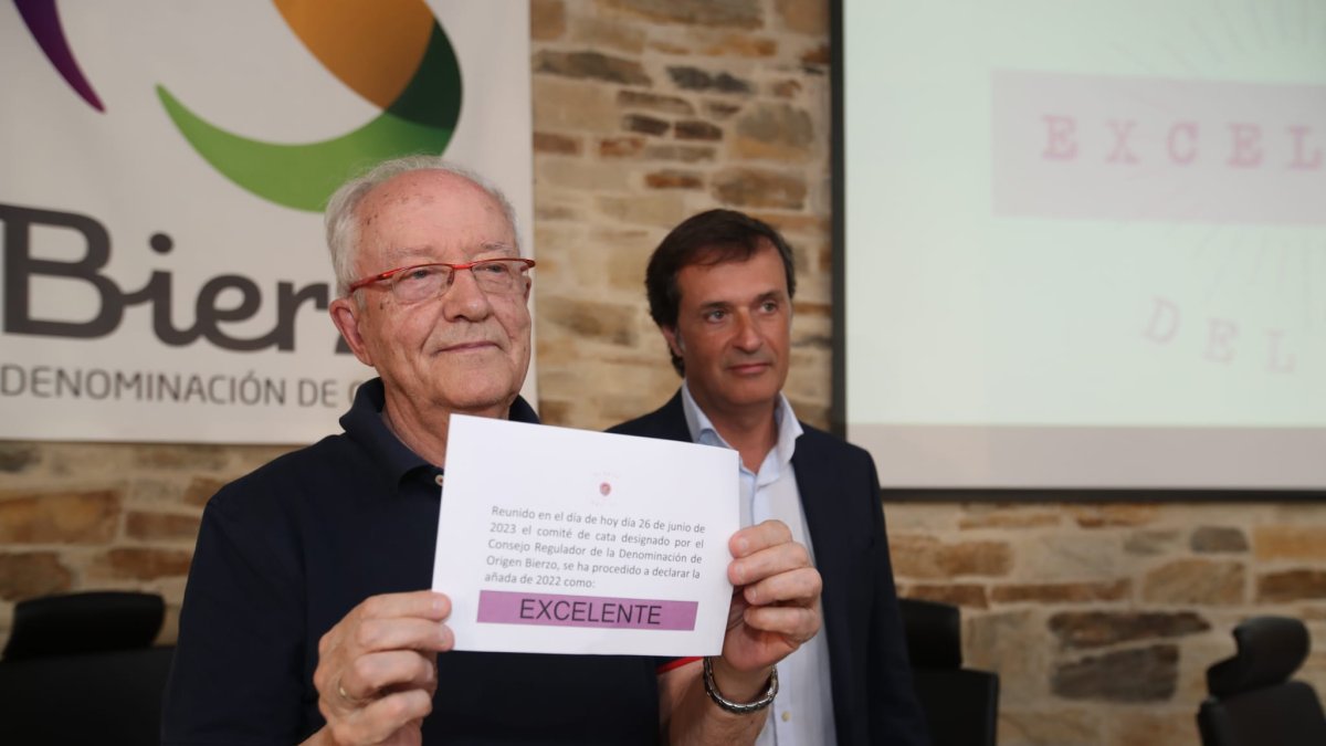 José Peñín sostiene el papel con la calificación "excelente" de los vinos de la añada 2022, acompañado del presidente de la DO Bierzo. L. DE LA MATA