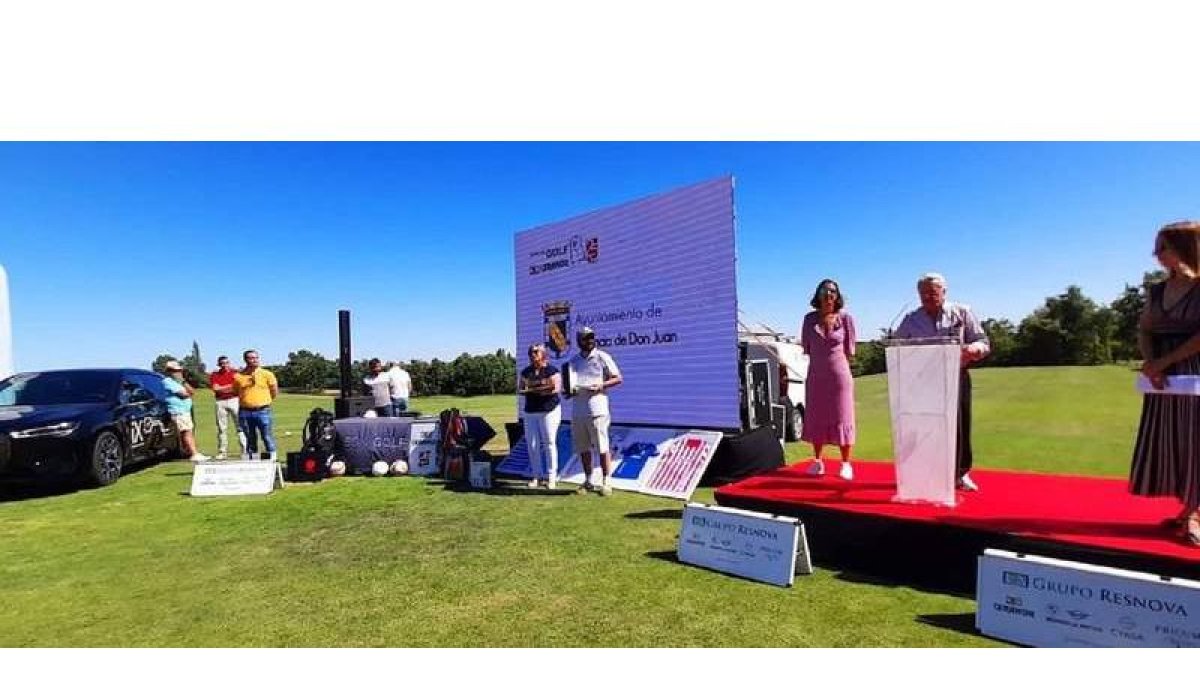 Momento de la entrega de trofeos a los primeros clasificados en el Torneo de Golf Ceranor. DL