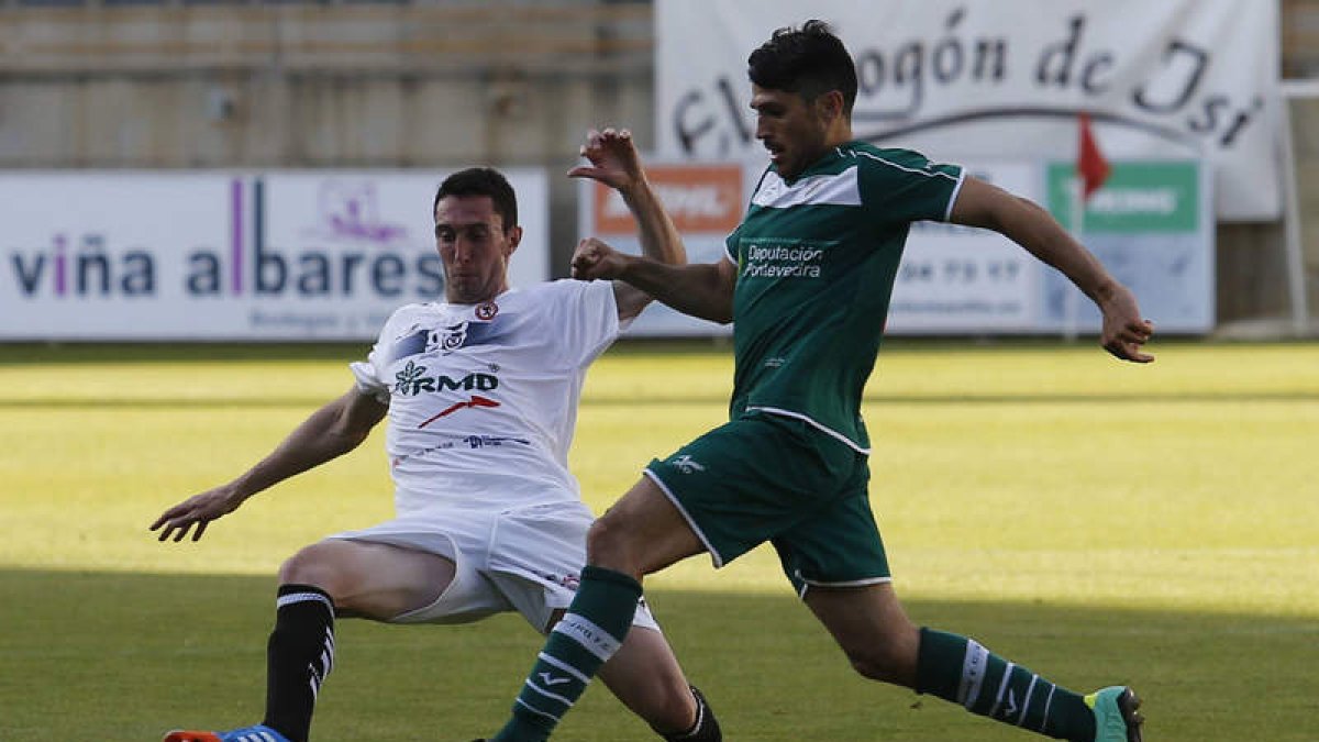 Juan Bardal trata de frenar una de las acometidas de Rafa Mella en el área de la Cultural. El delantero consiguió los dos goles de su equipo en el estadio Reino de León