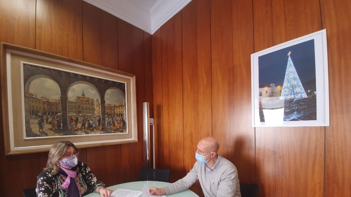 José Antonio Diez y Argelia Cabado durante la reunión para el proyecto 'Empodera tu entidad'. DL