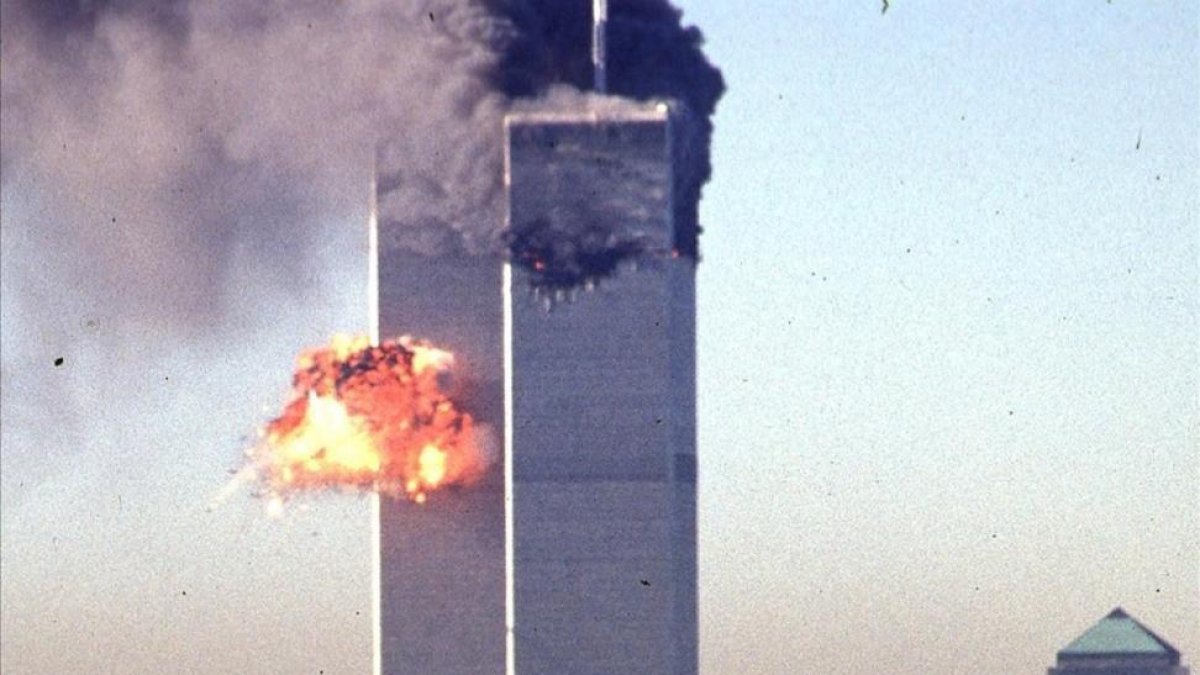 Un avión de pasajeros hace impacto en una de las torres del World Trade Center.