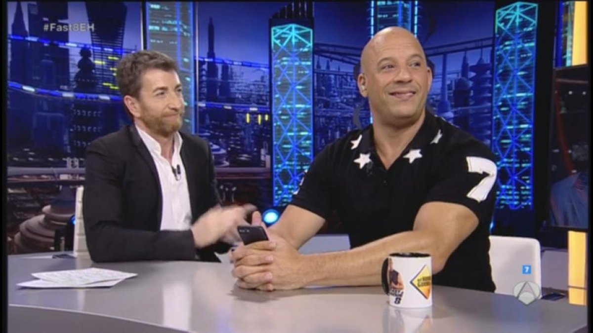 Pablo Motos, con el actor estadounidense Vin Diesel, en el programa de Antena 3 'El hormiguero'.