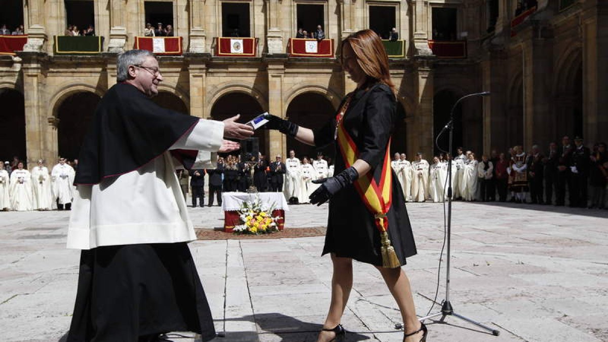 Francisco Rodríguez recibe de manos de María José Álvarez Casais el regalo del despertador del Real Madrid.