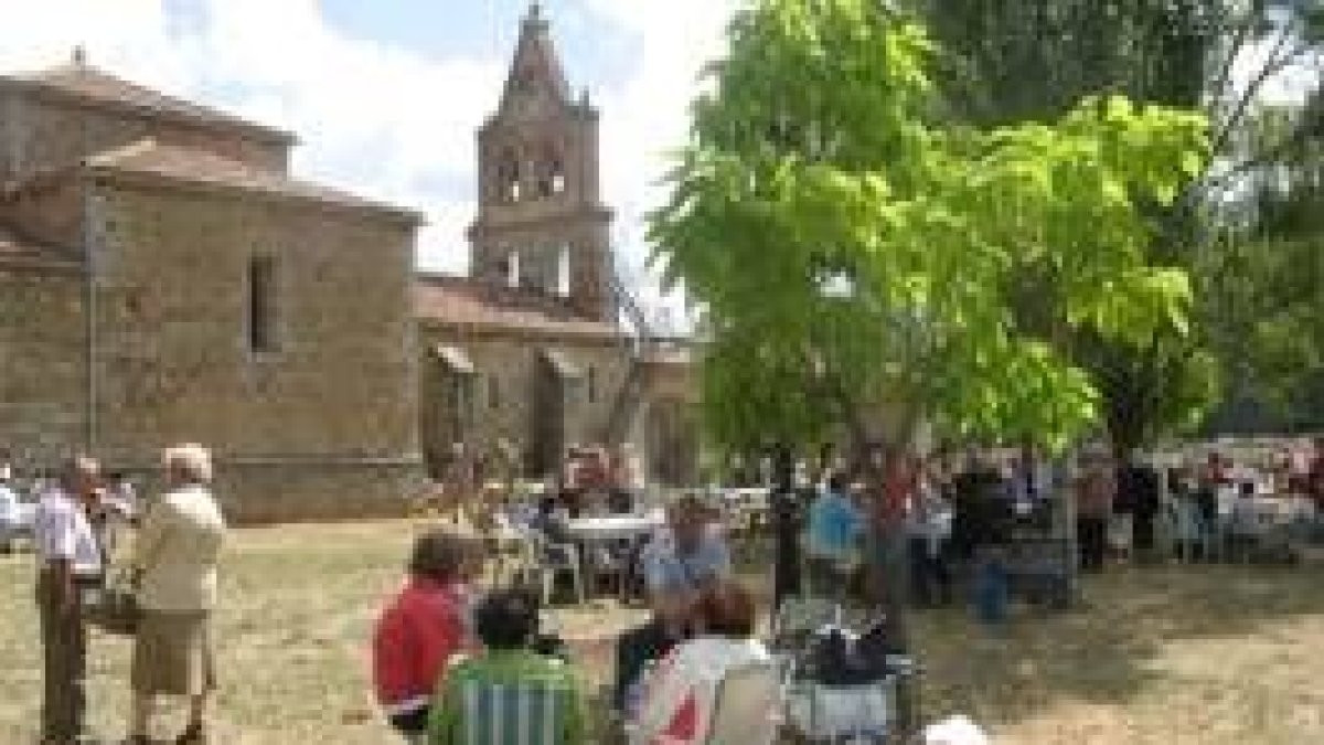 Aspecto que presentaba la ermita del Buen Suceso en el transcurso de la fiesta celebrada ayer