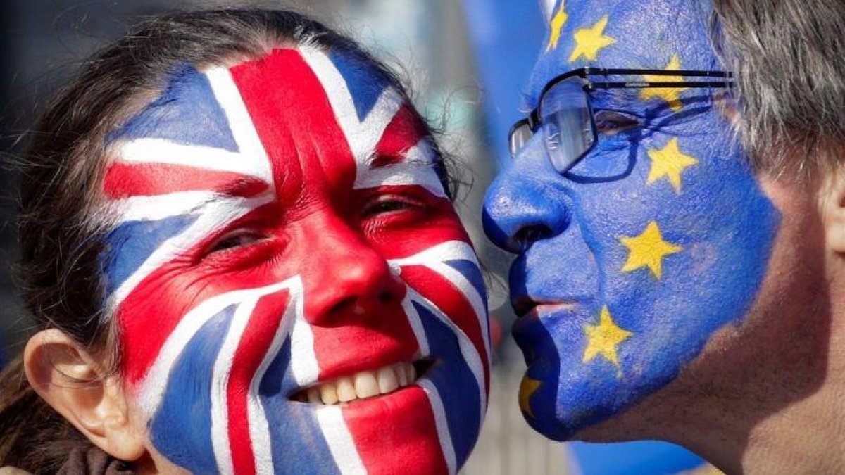 Dos activistas con las caras pintadas con la bandera británica y la de la Unión Europea participan en una manifestación contra el  brexit en Bruselas.