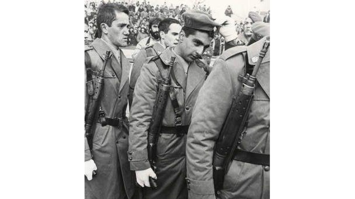 Antonio Flores durante la jura de bandera el 30 de diciembre de 1982 en el Ferral del Bernesga.