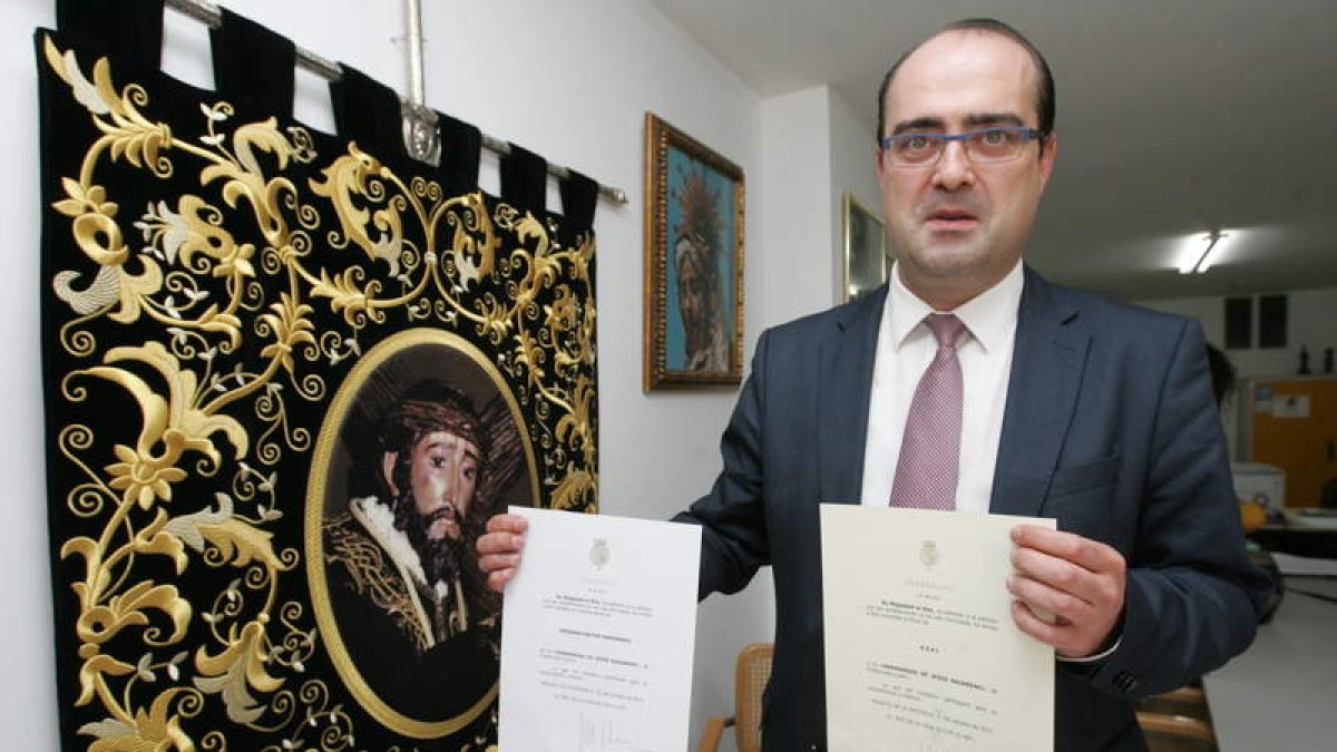 El mayordomo de Jesús Nazareno, Marco Morala, con la notificación de la Casa Real.