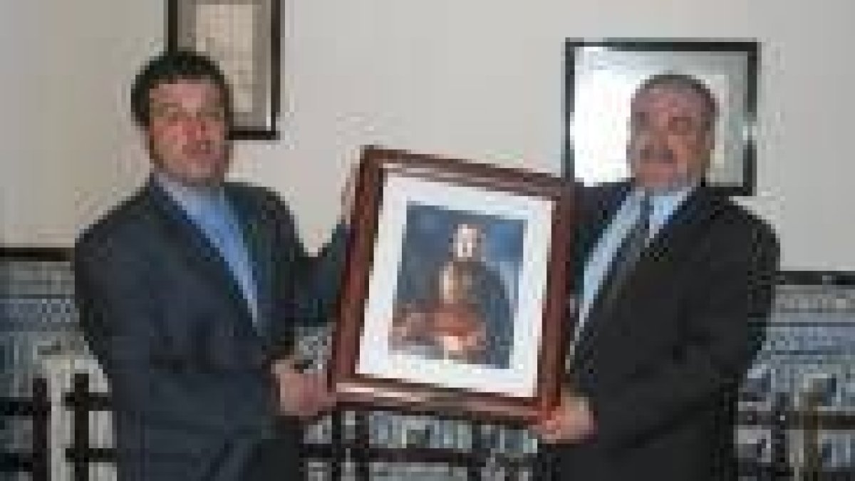 Arsenio García entrega al coronel Enríquez el retrato del general Santocildes