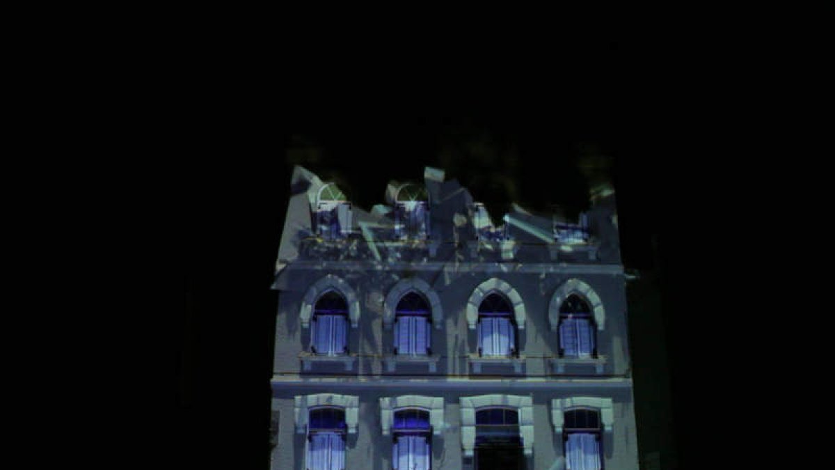 Dos secuencias del espectáculo de luz y sonido. Arriba el derrumbamiento en 3D de la fachada y abajo el icono del albergue.