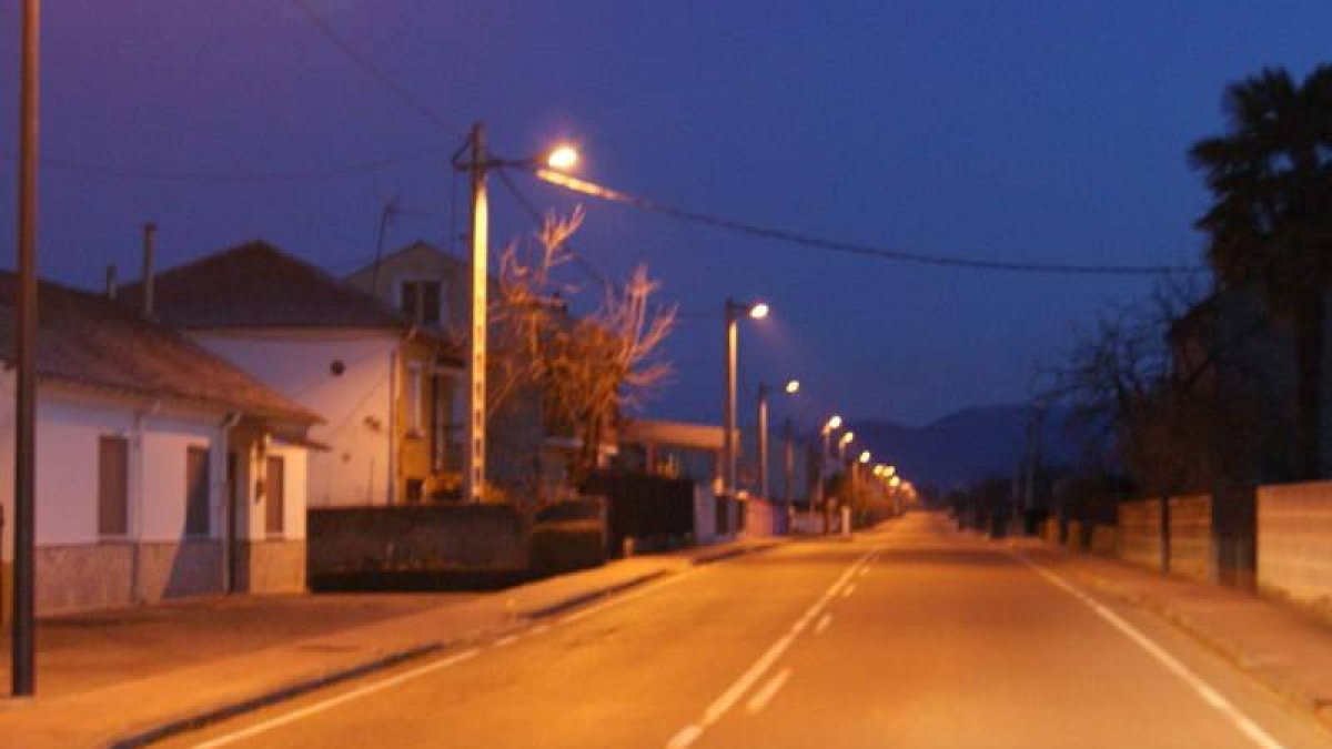 Nuevas luminarias en la avenida principal de Carracedo.