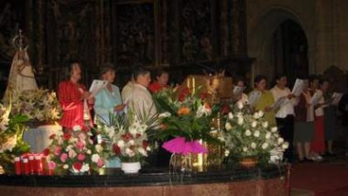 Un momento del canto del ramo que ofrecieron a la Virgen del Castro los vecinos de Nistal