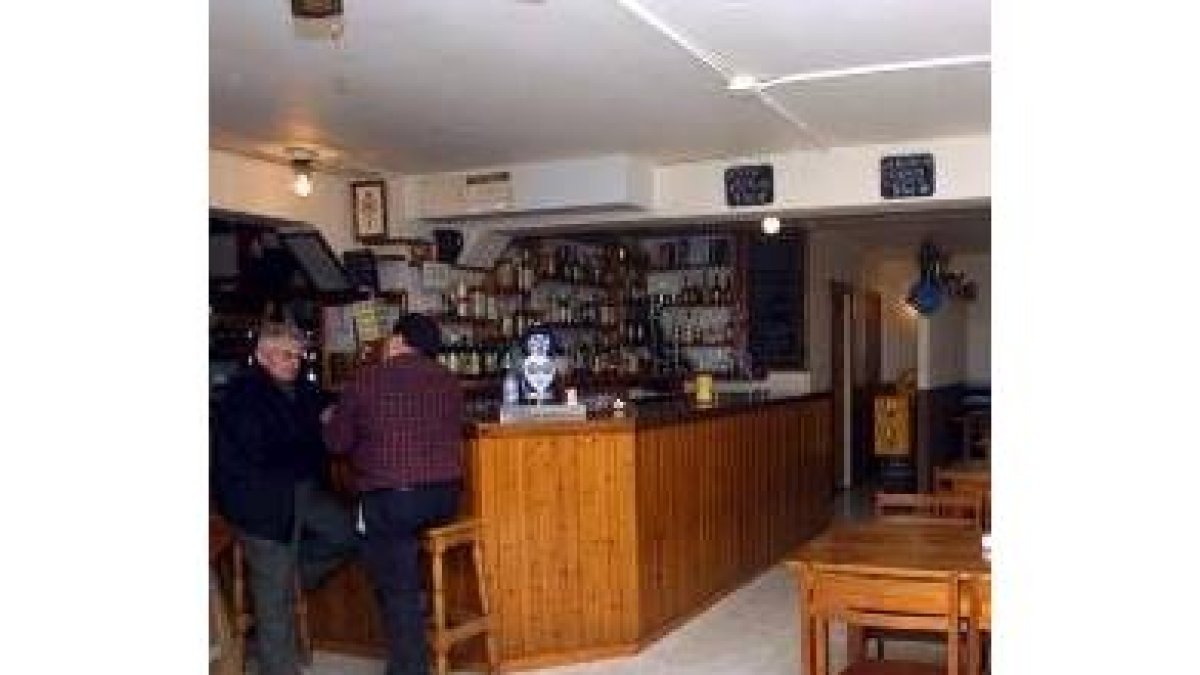 Foto de archivo que muestra la rutina diaria de un bar situado en una localidad pequeña