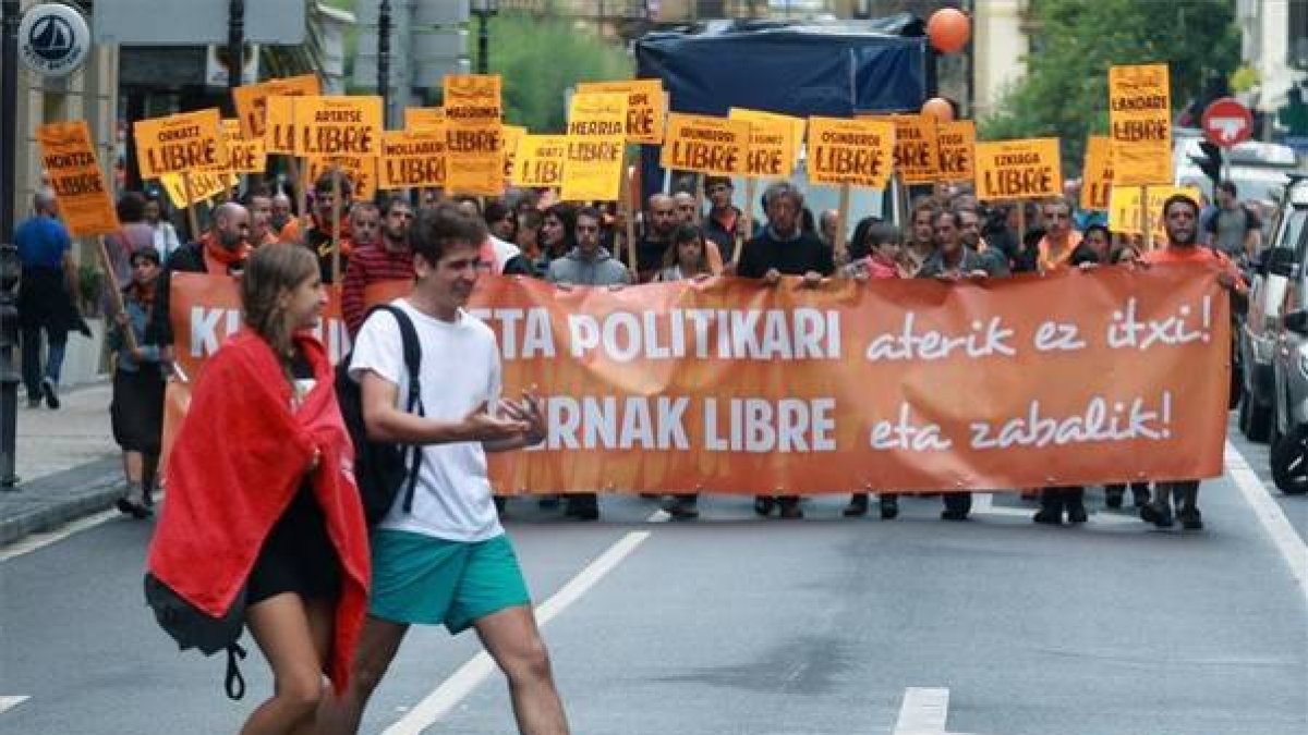 Una manifestación recorre el centro de San Sebastián para rechazar la sentencia contra las 'herriko tabernas' .