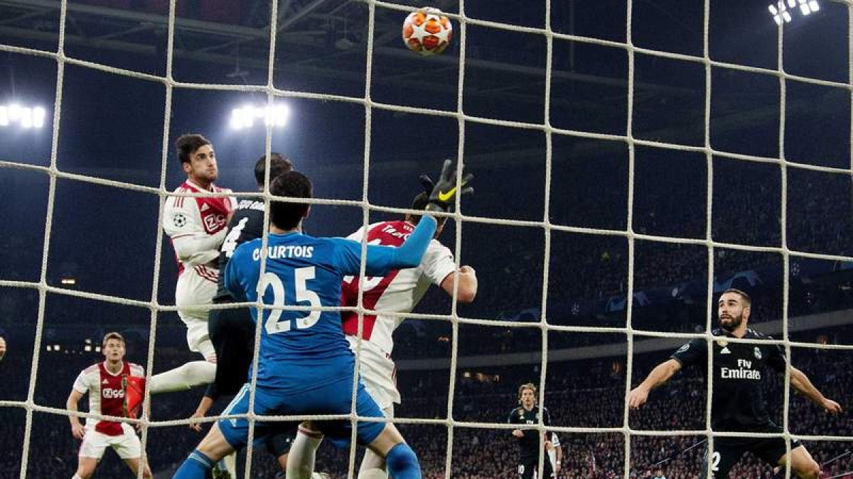 El VAR anuló este gol del Ajax por fuera de juego del futbolista que obstaculiza a Courtois. OLAF KRAAK