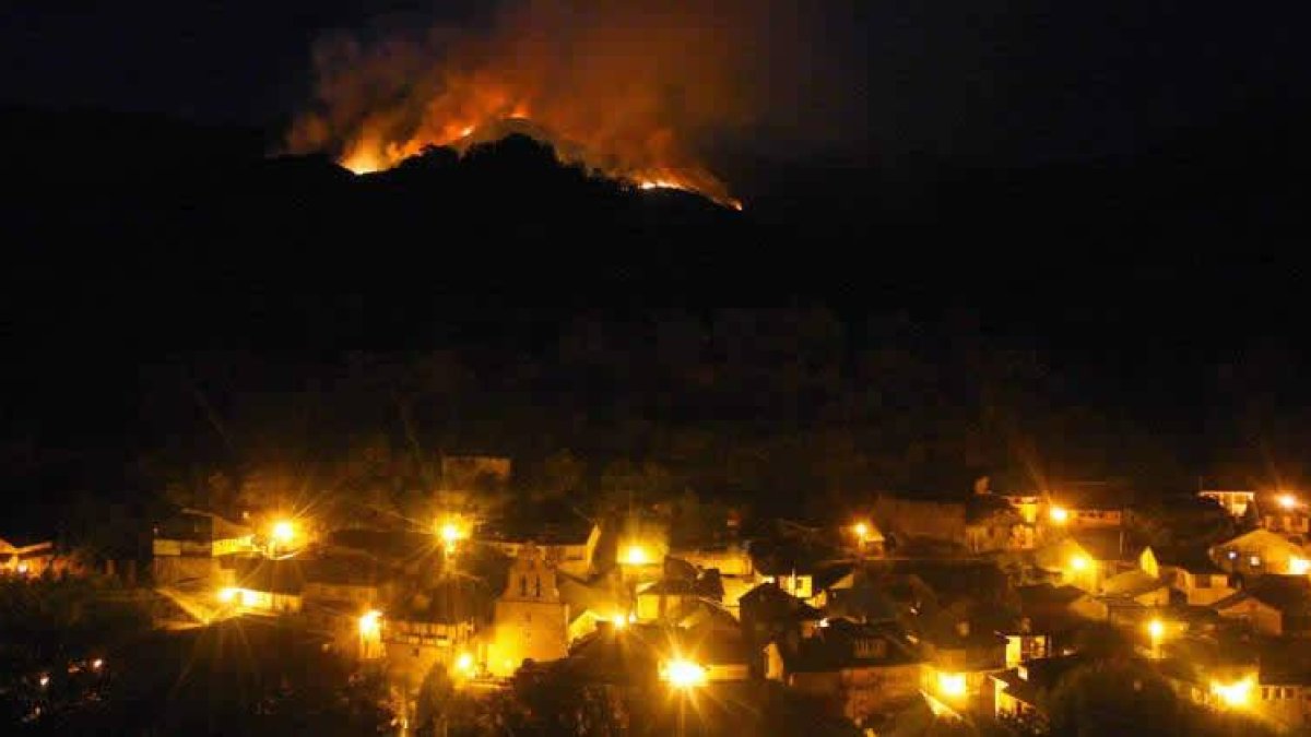 Incendio de San Clemente, la noche del viernes.