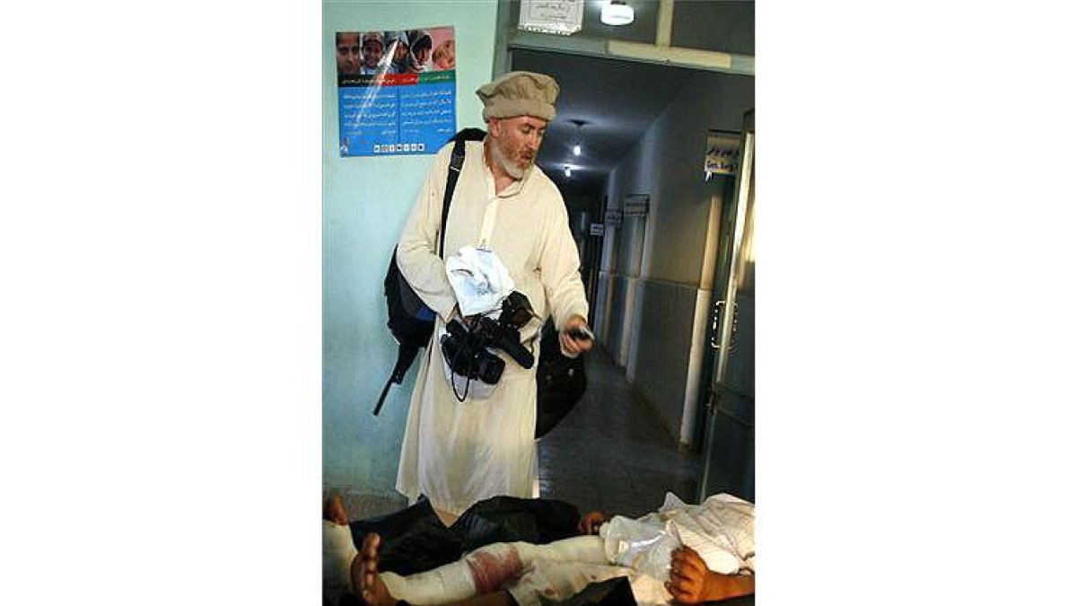 Stephen Farrell graba a un afgano herido en un hospital de Kunduz, el pasado 4 de septiembre.