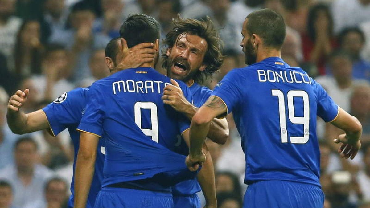 Pirlo, Bonucci y Chiellini felicitan a Morata tras marcarle al Real Madrid en el Bernabéu durante el partido con la Juventus.