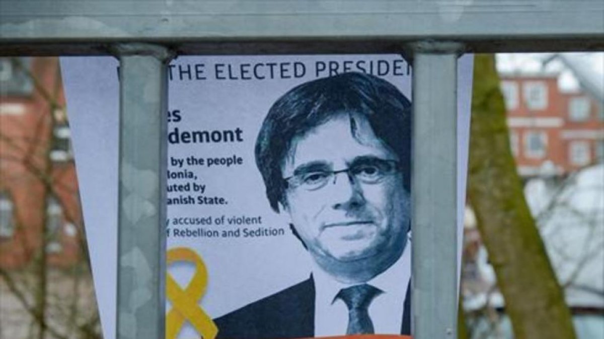 Un retrato de Puigdemont tras de la valla de la prisión de Neumünster, ayer