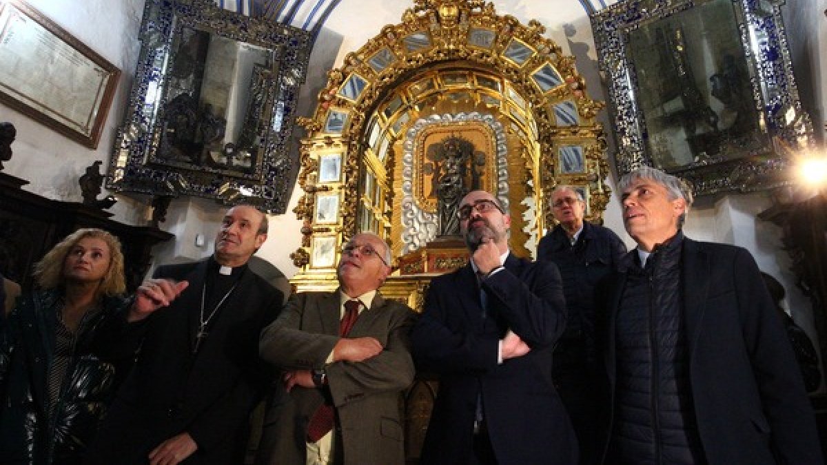 La diputada nacional por León, Silvia Franco; el obispo de Astorga, Jesús Fernández; el consejero de Cultura, Turismo y Deporte, Gonzalo Santonja; el alcalde de Ponferrada, Marco Morala; el rector de la basílica de la Encina, Antolín de Cela; y el delegado de la Junta en León, Eduardo Diego, durante la presentación del Plan de Sostenibilidad Turística en Destino de Ponferrada. ICAL