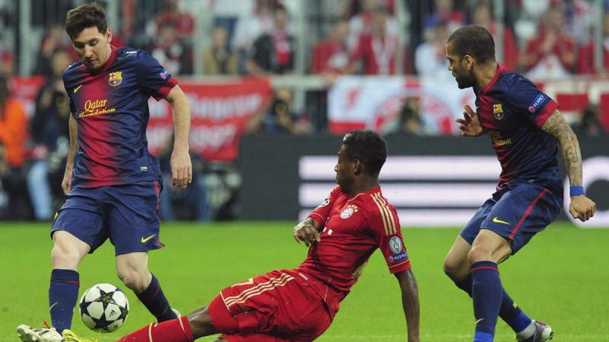Alaba pelea por el control del balón con Lionel Messi y Dani Alves en un lance del partido.