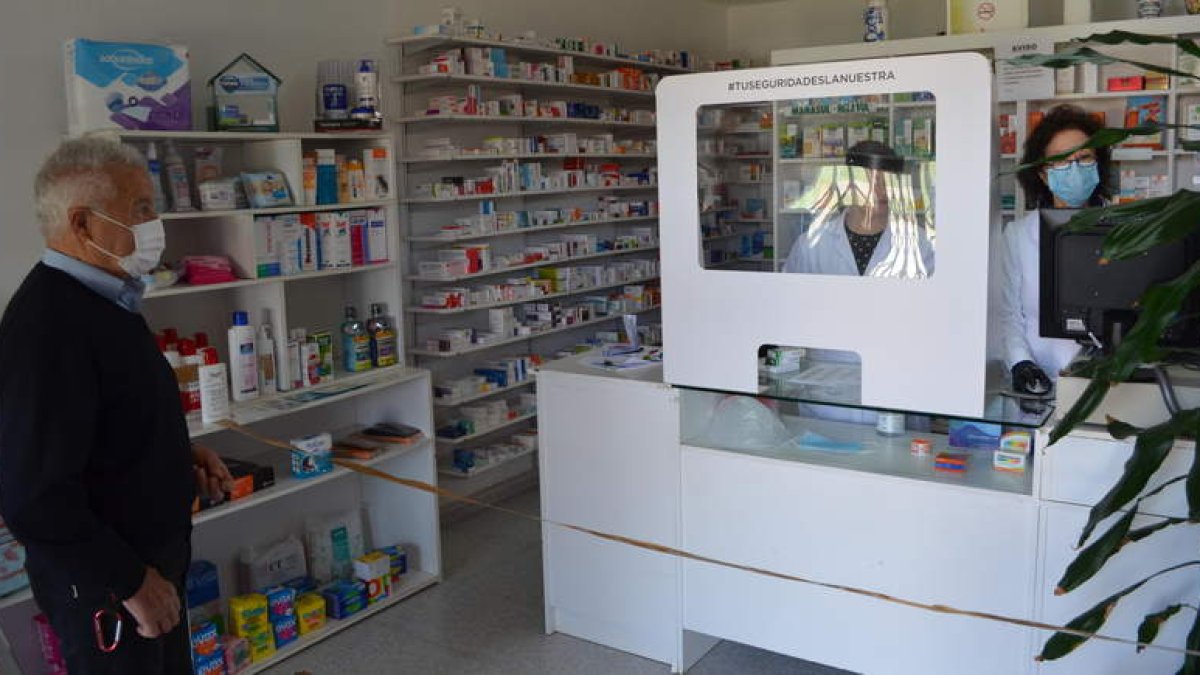 Un cliente atendido en la farmacia de Pobladura de Pelayo García. A. MEDINA