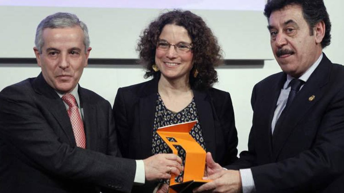 Emilio Gutiérrez y Javier Reyero reciben el premio de manos de Sonia Castañeda.