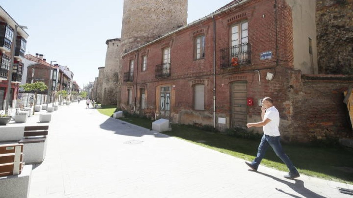 La casa se encuentra justo en el codo de la muralla, identificada con el número 29 de la carretera de los Cubos. RAMIRO