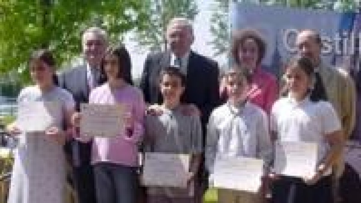 Los niños premiados junto a políticos del gobierno de la autonomía