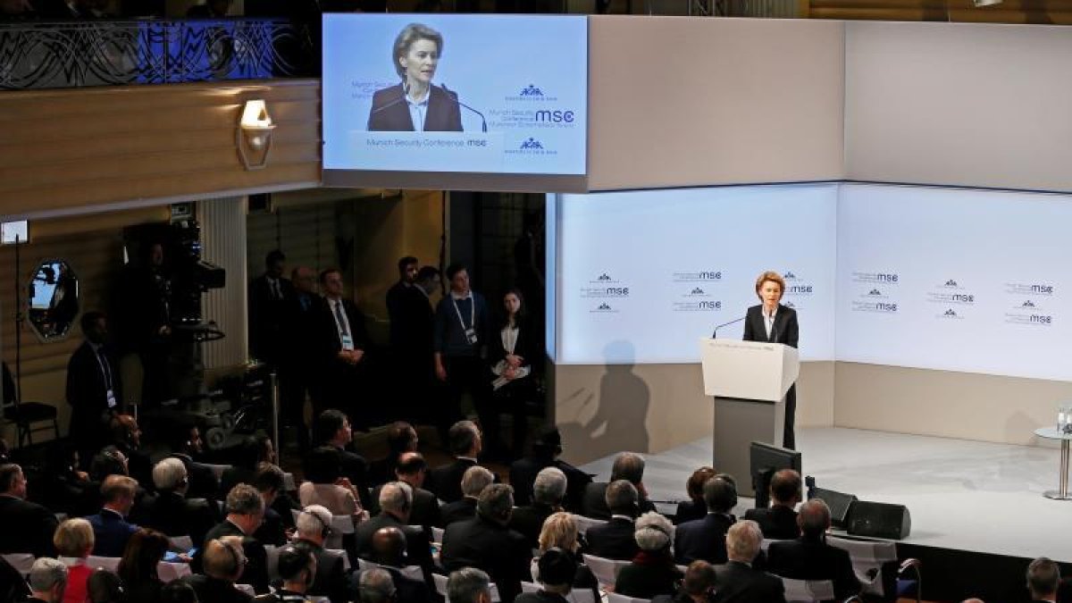 La ministra de Defensa alemana, Ursula von der Leyen, ofrece un discurso durante la 54ª Conferencia de Seguridad de Múnich (MSC), en Múnich (Alemania) hoy, 16 de febrero de 2018.