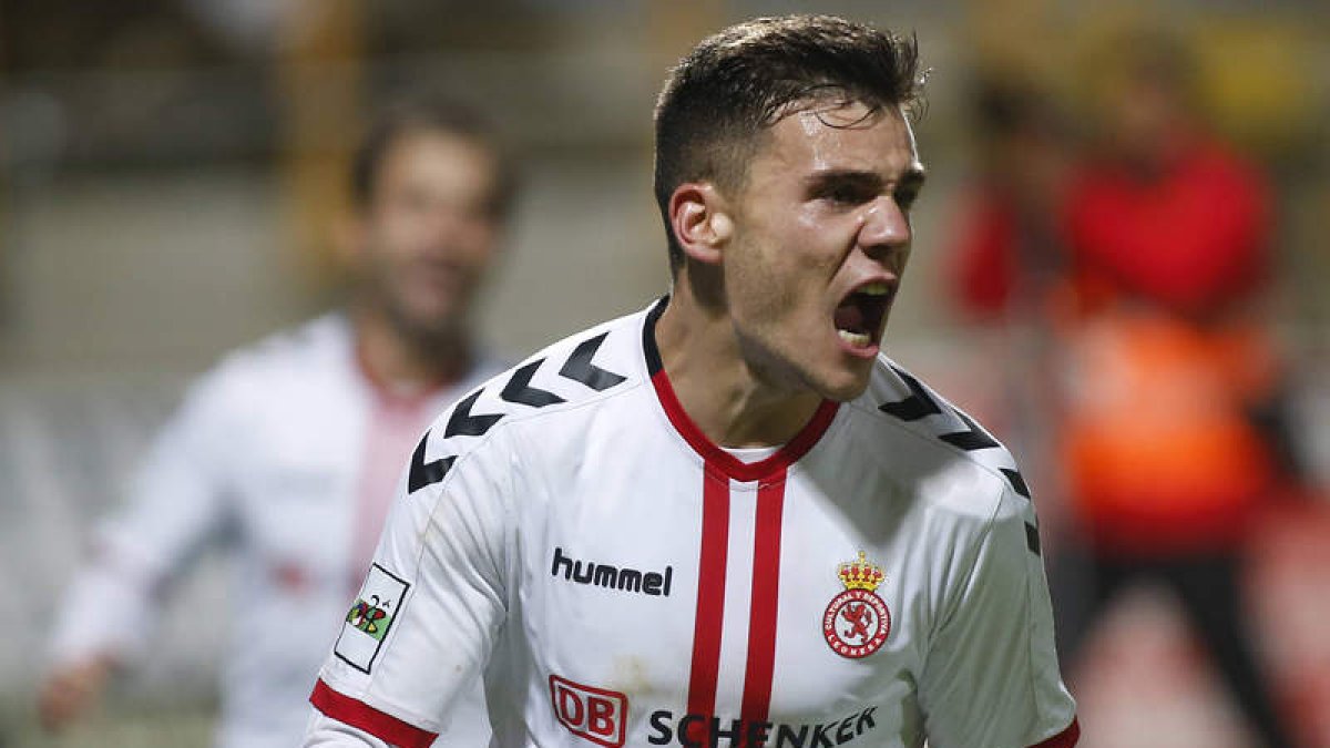 Álex Gallar celebra eufórico el gol de la victoria que clasificó en la prórroga a la Cultural para los dieciseisavos de final de la Copa del Rey tras tumbar al Albacete. JESÚS