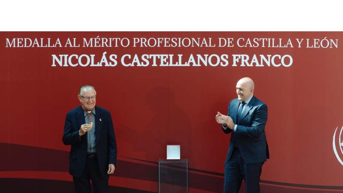 Nicolás Castellanos recibe la Medalla al Mérito Profesional de la mano del consejero de Presidencia, Jesús Julio Carnero. NACHO GALLEGO