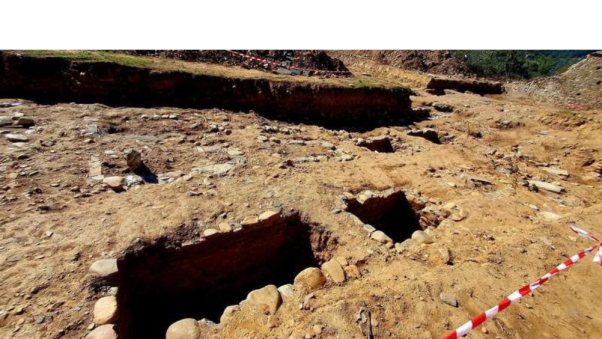 En los ochenta se limpió el cementerio, pero dejaron restos. Hay, aún hoy, 53 tumbas, se abrieron 12 y se encontraron 4 cadáveres. DL