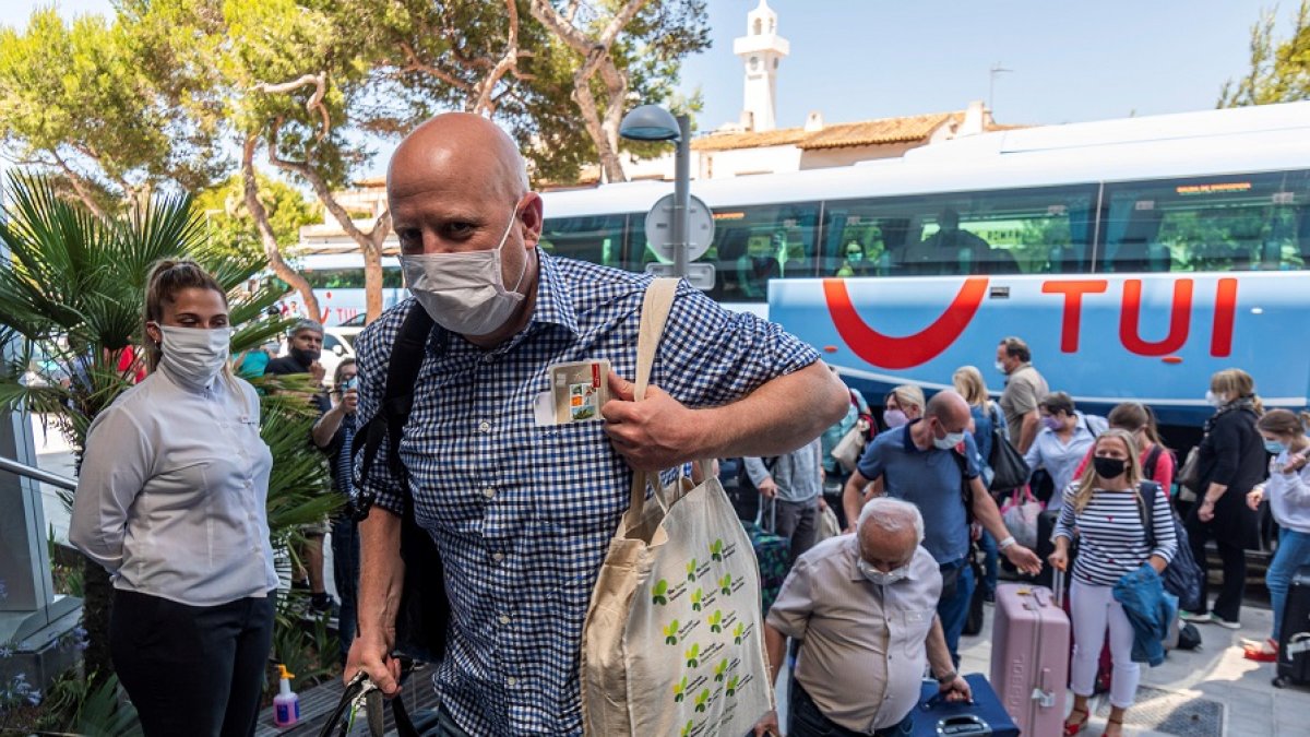 Llegada de los primeros turistas alemanes a su hotel de Palma este lunes, dentro del plan piloto para la llegada de turistas extranjeros a las islas baleares bajo supervisión. EFE