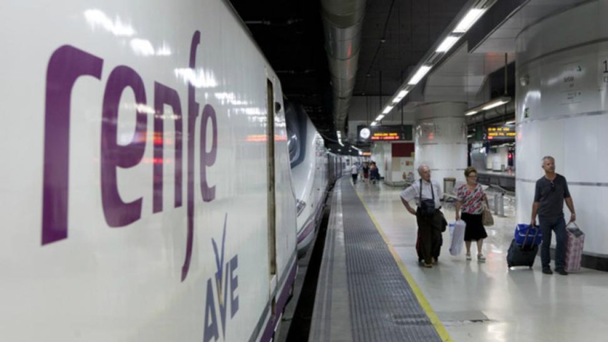 Un convoy de Renfe del AVE, en la estación de Sants de Barcelona.