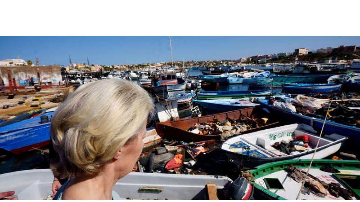 Ursula Von der Leyen, ayer, observa las pateras reunidas en el puerto de Lampedusa. FILIPP ATTILI