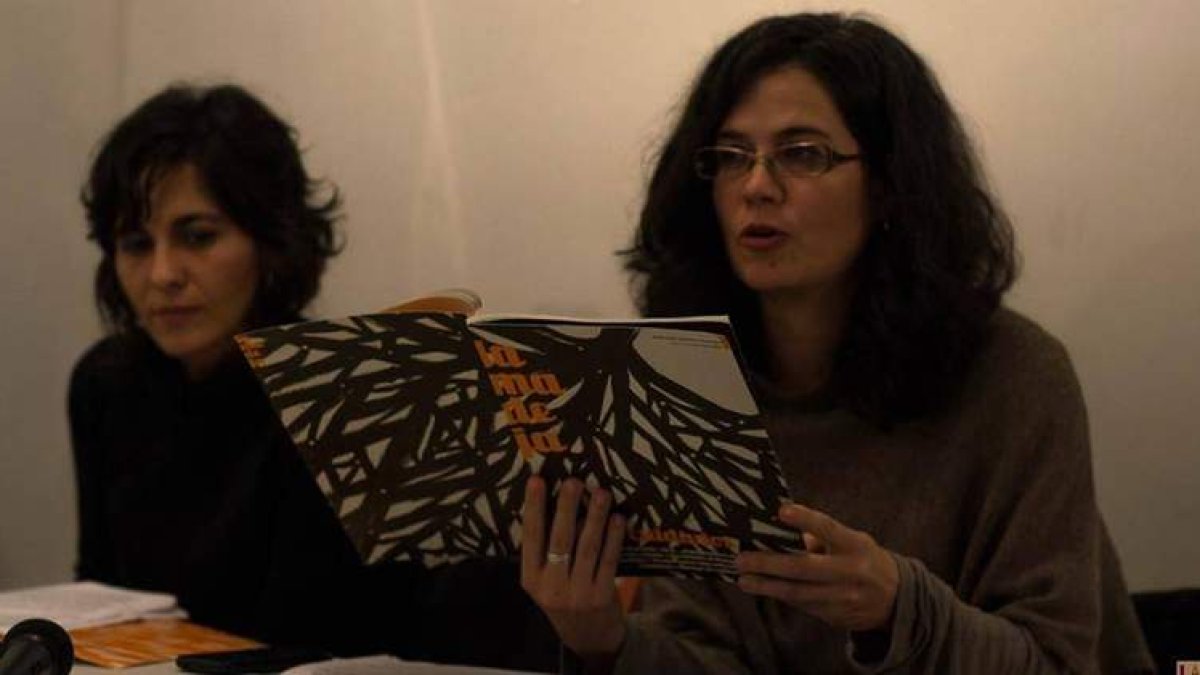 Ana García e Irene S. Cholla durante la presentación de la revista en Asturias. dl